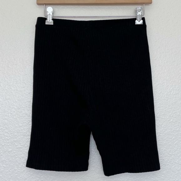 Zara Knit Ribbed Biker Shorts With Button Up Leg Detail For A More Updated Look - Picture 6 of 6